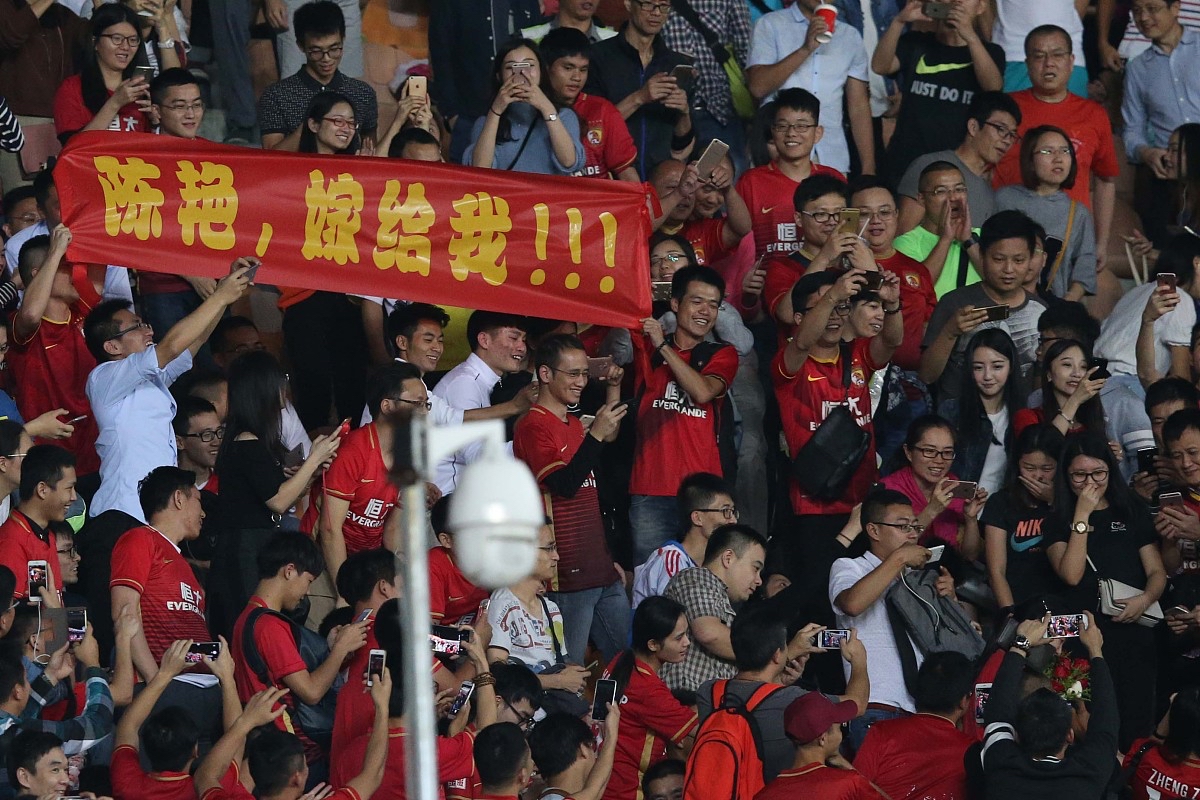 狂热球迷尽显忠诚为心仪球队欢呼助威