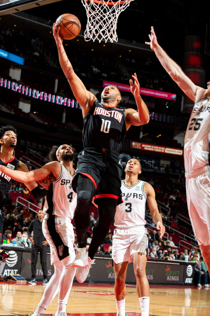 爱游戏亚洲官网-火箭遭遇惨败，教练组考虑调整阵容