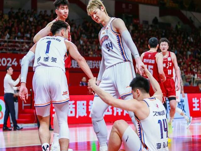 关键比赛再现精彩表现,球员斗志昂扬 关键比赛再现精彩表现,球员斗志昂扬