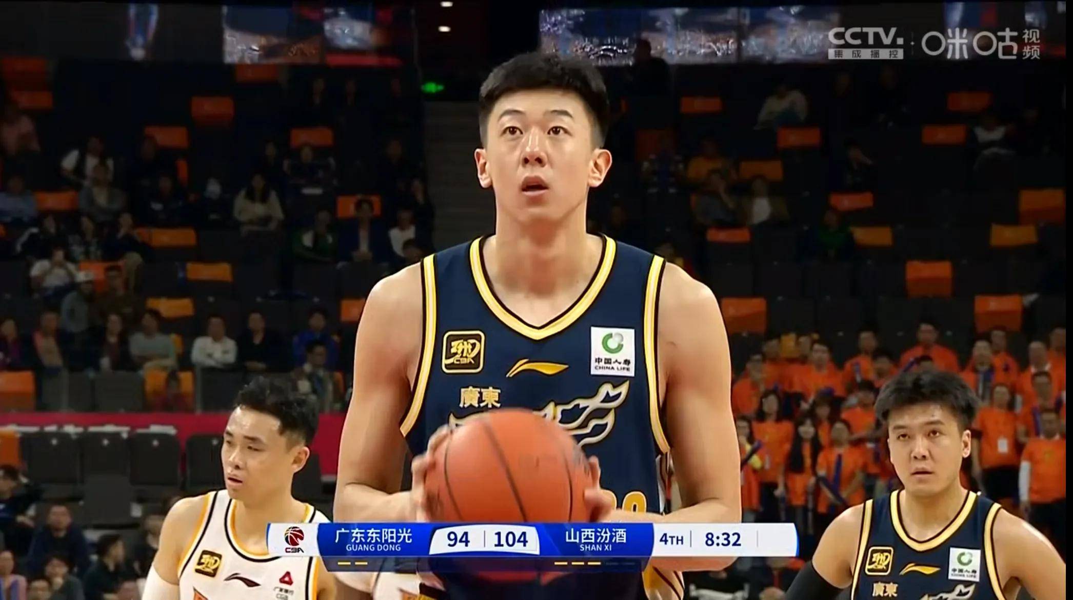 爱游戏-球队老将表现出色，引发球迷赞扬