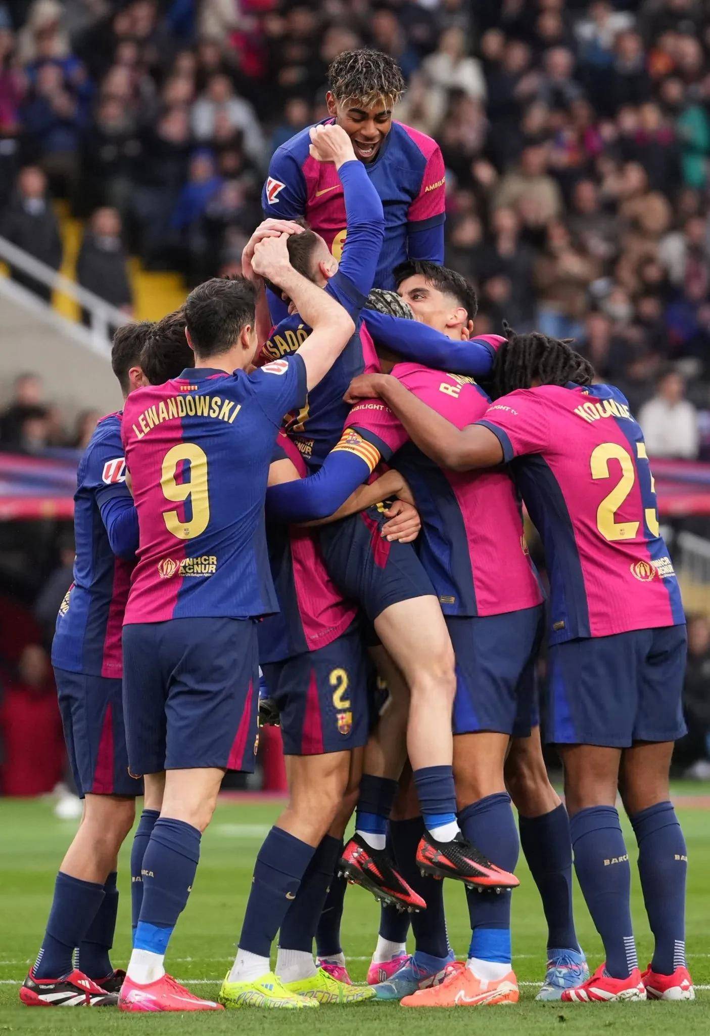 爱游戏网页版-曼联客场不敌曼城，遭遇连败！