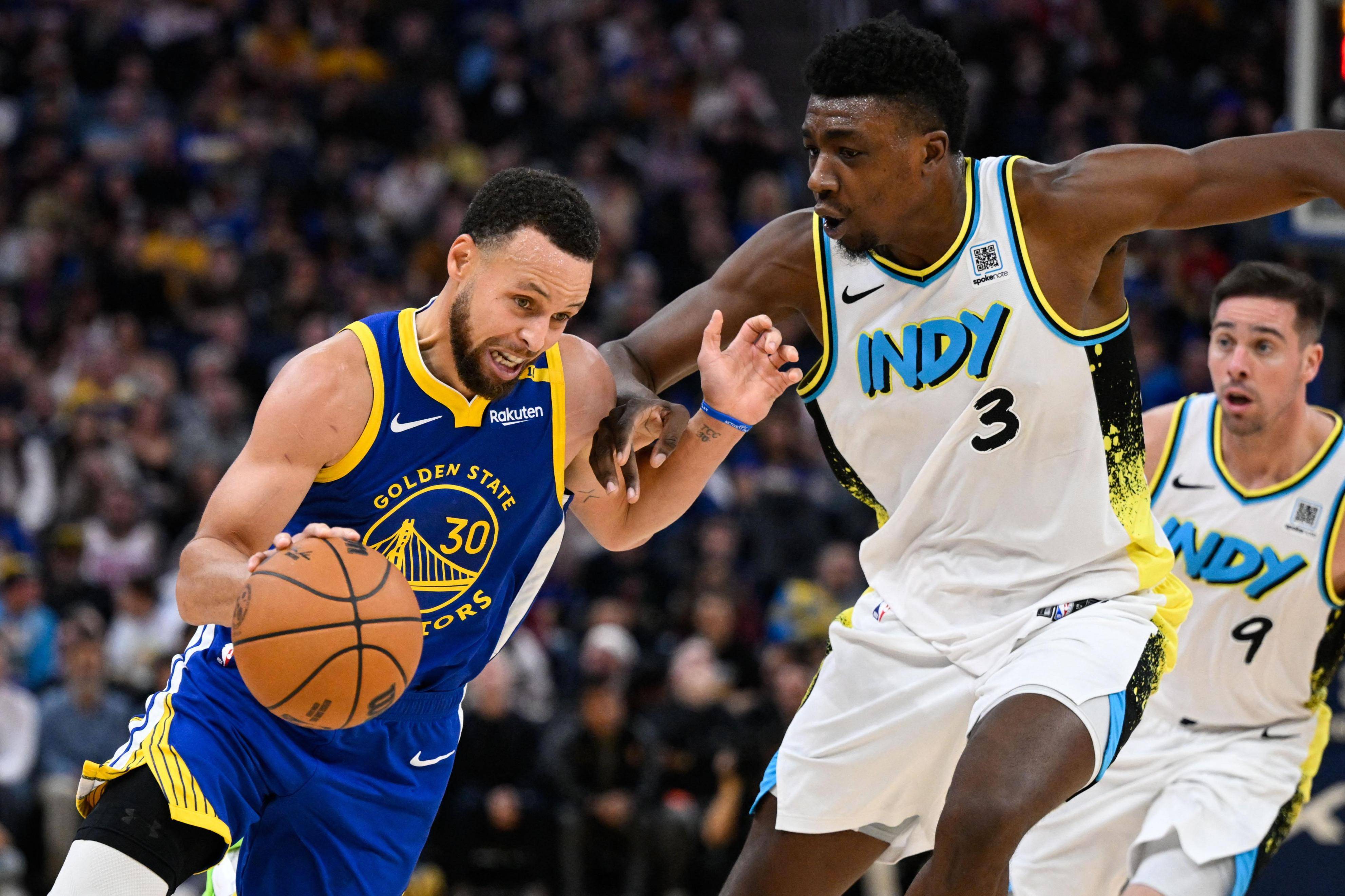 篮球赛场上悬念不断，胜负悬于一线的简单介绍