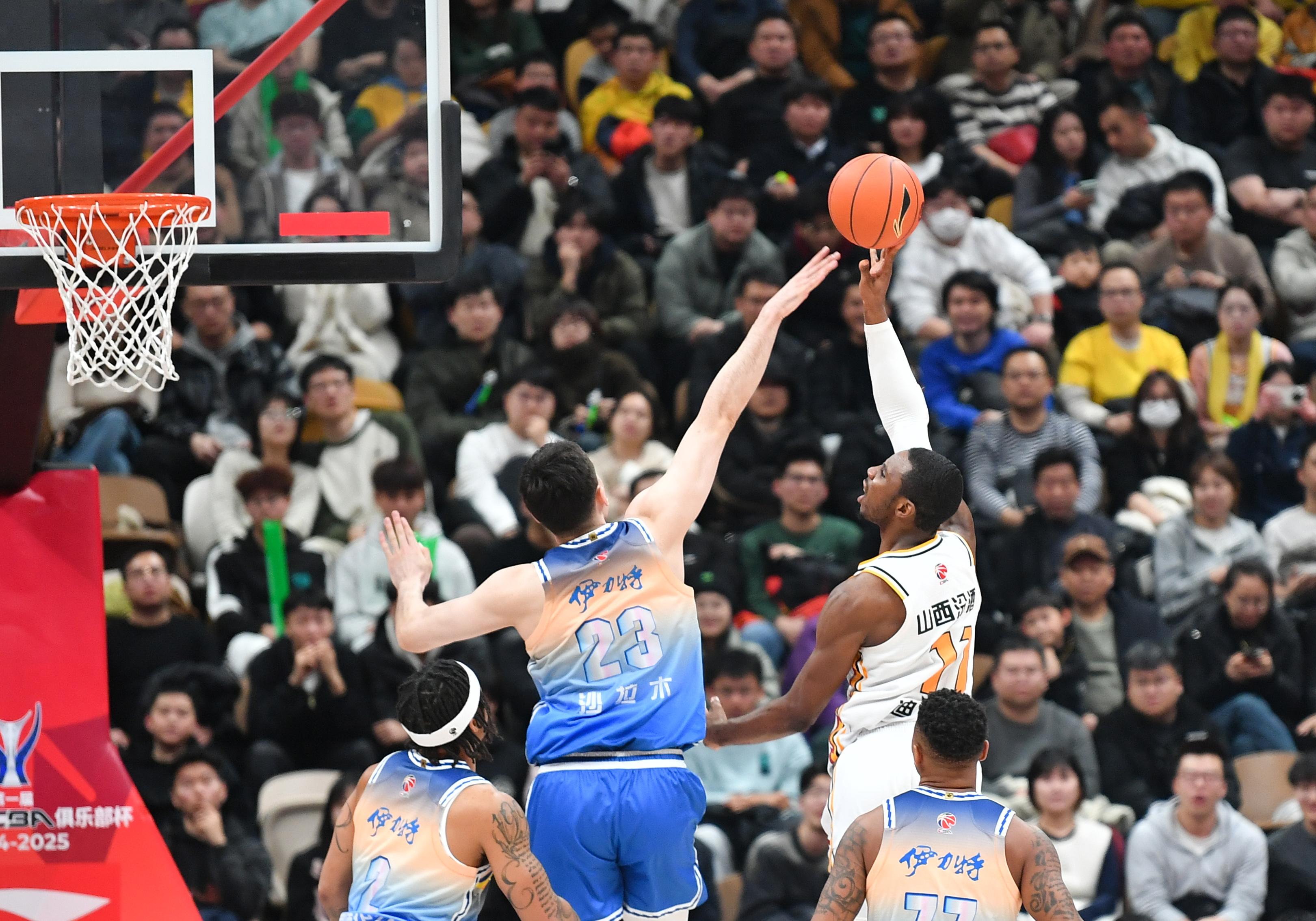 球队攻防俱佳，一举击败对手赢得比赛