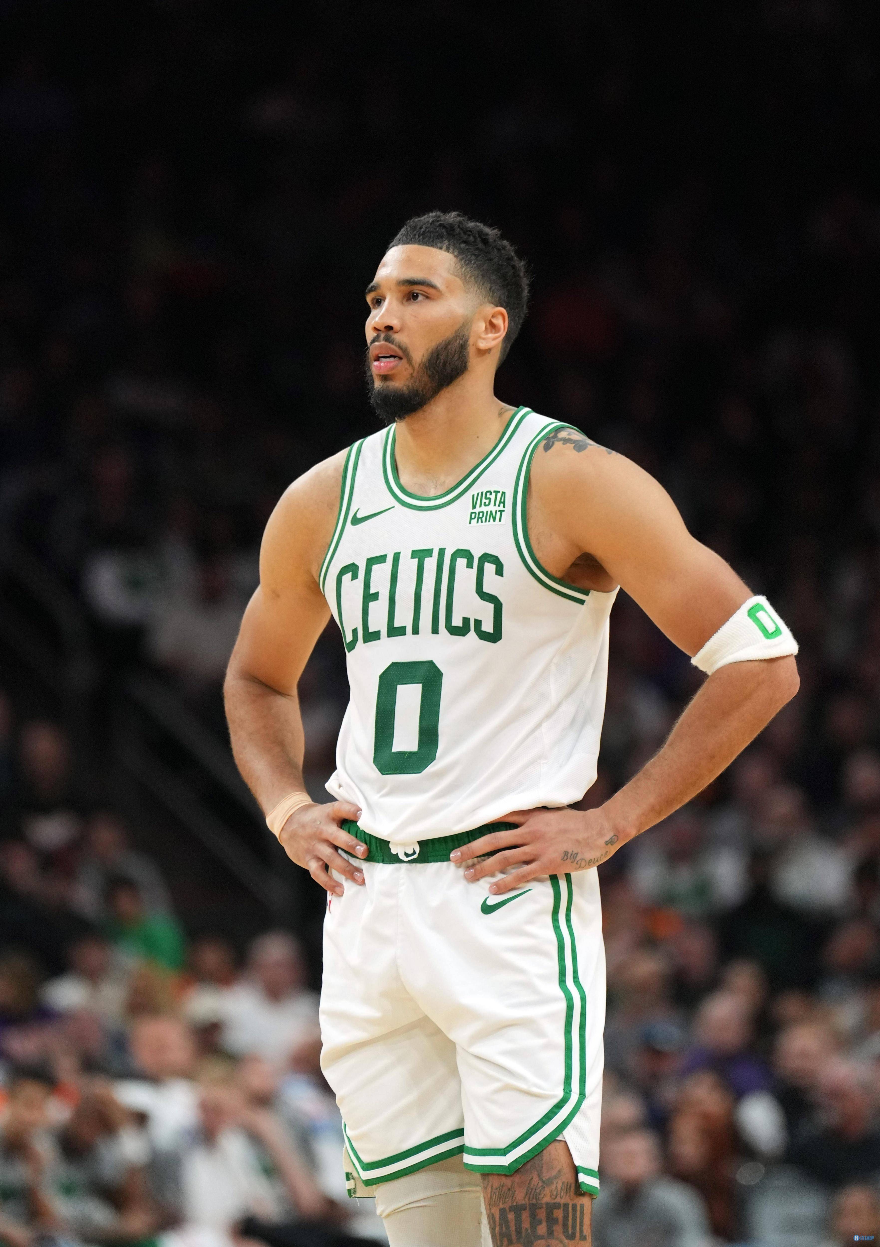 爱游戏中国官网-凯尔特人队员力压对手，无懈可击