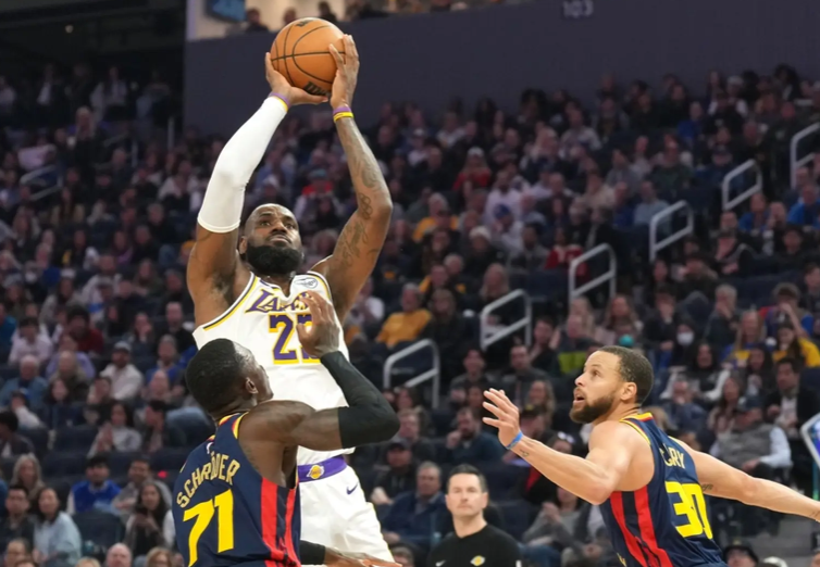 关于勇士客场战胜湖人，拿下关键胜利的信息