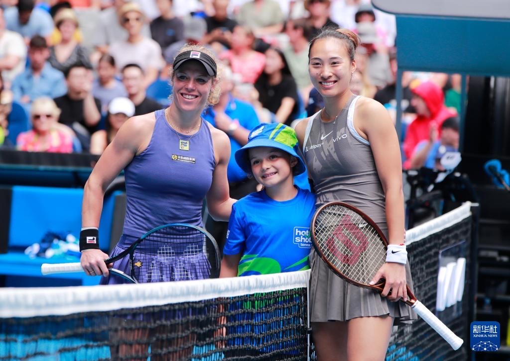 爱游戏app-加拿大选手逆袭夺得游泳比赛亚军，老将新颜