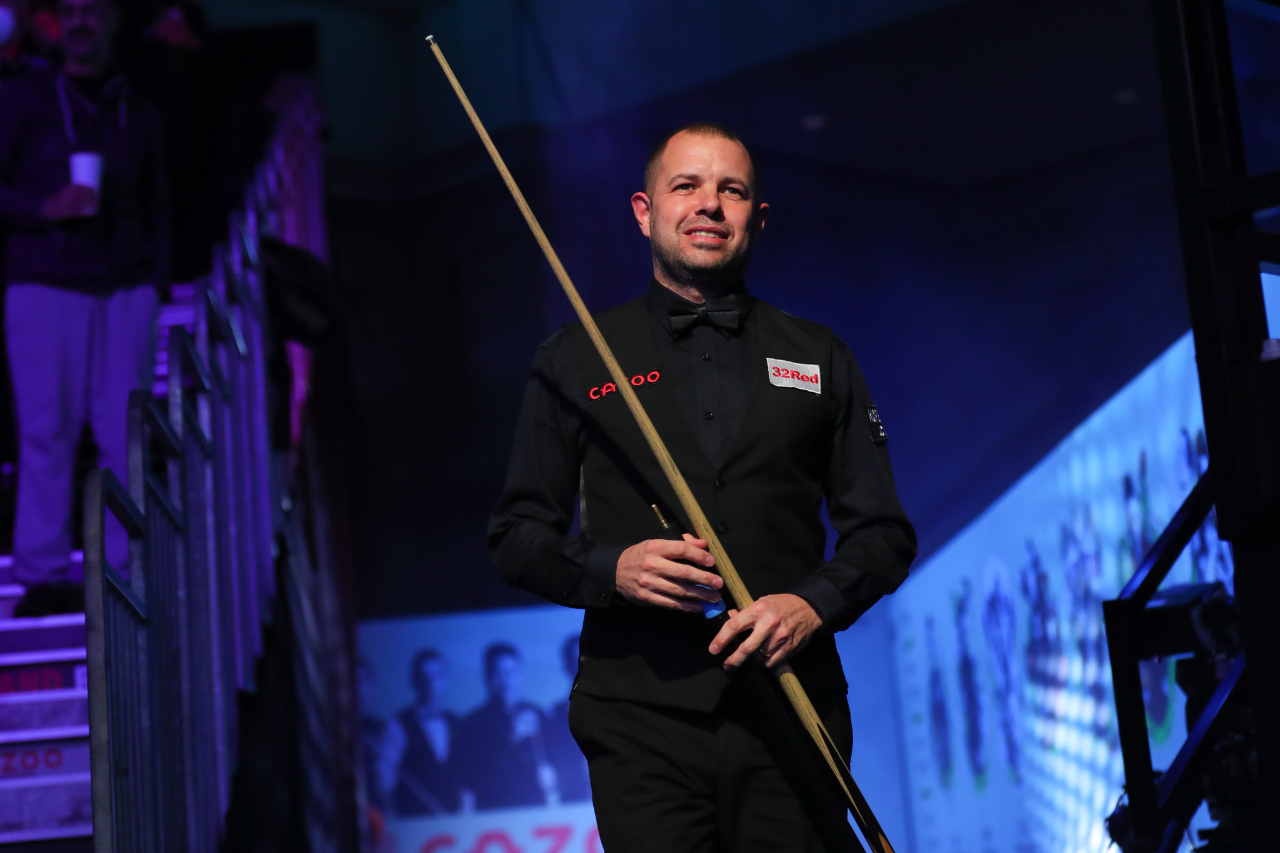 爱游戏体育官网-罗伯逊泪洒赛场，荣耀落幕！