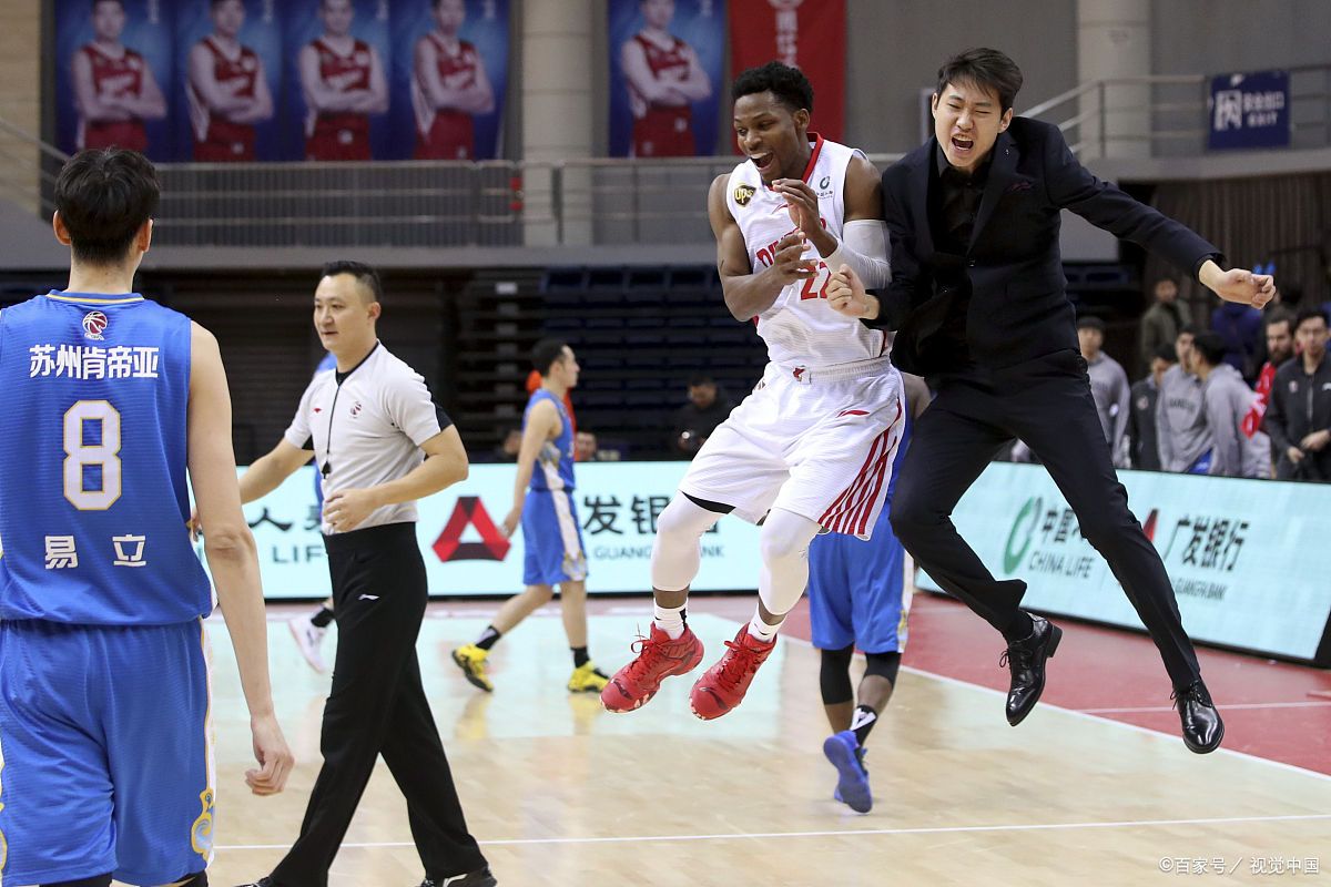 关于一位新晋球员在比赛中表现出色，成为焦点人物的信息