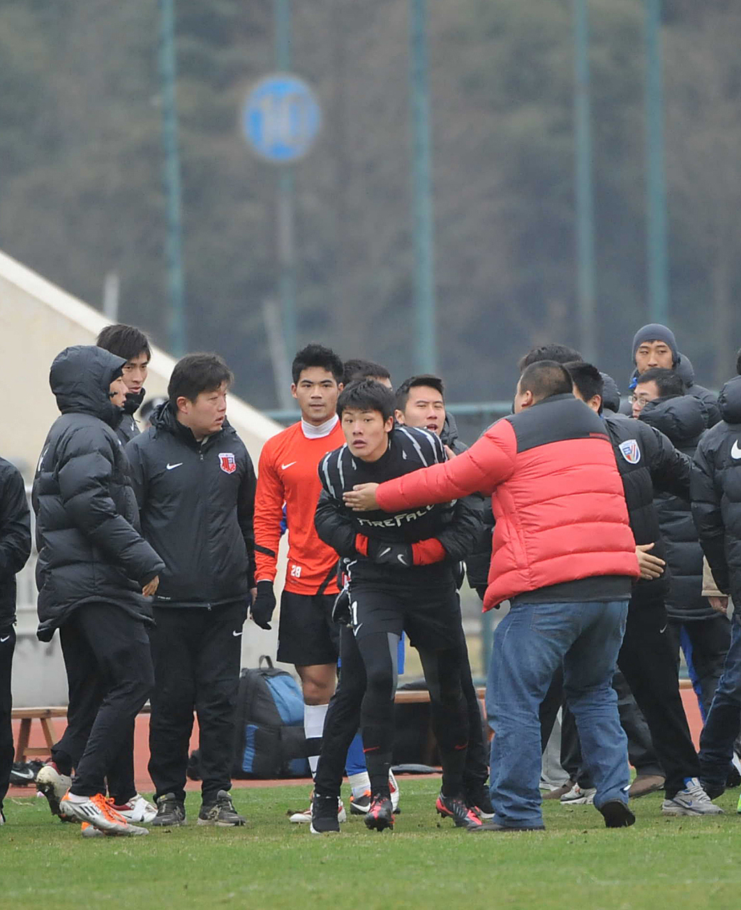 爱游戏官网入口-关于足球比赛场面再度激烈，成为热议话题的信息