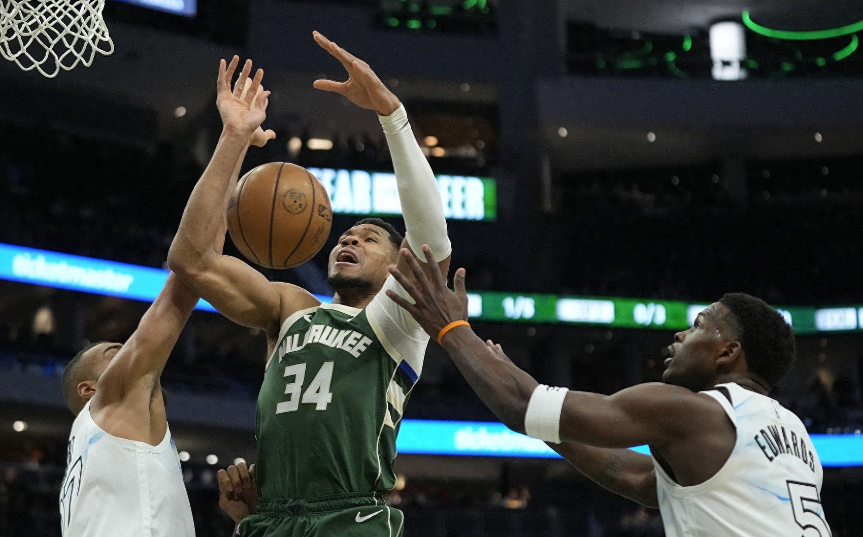 包含雄鹿逆转热火，东部决赛首胜领先的词条