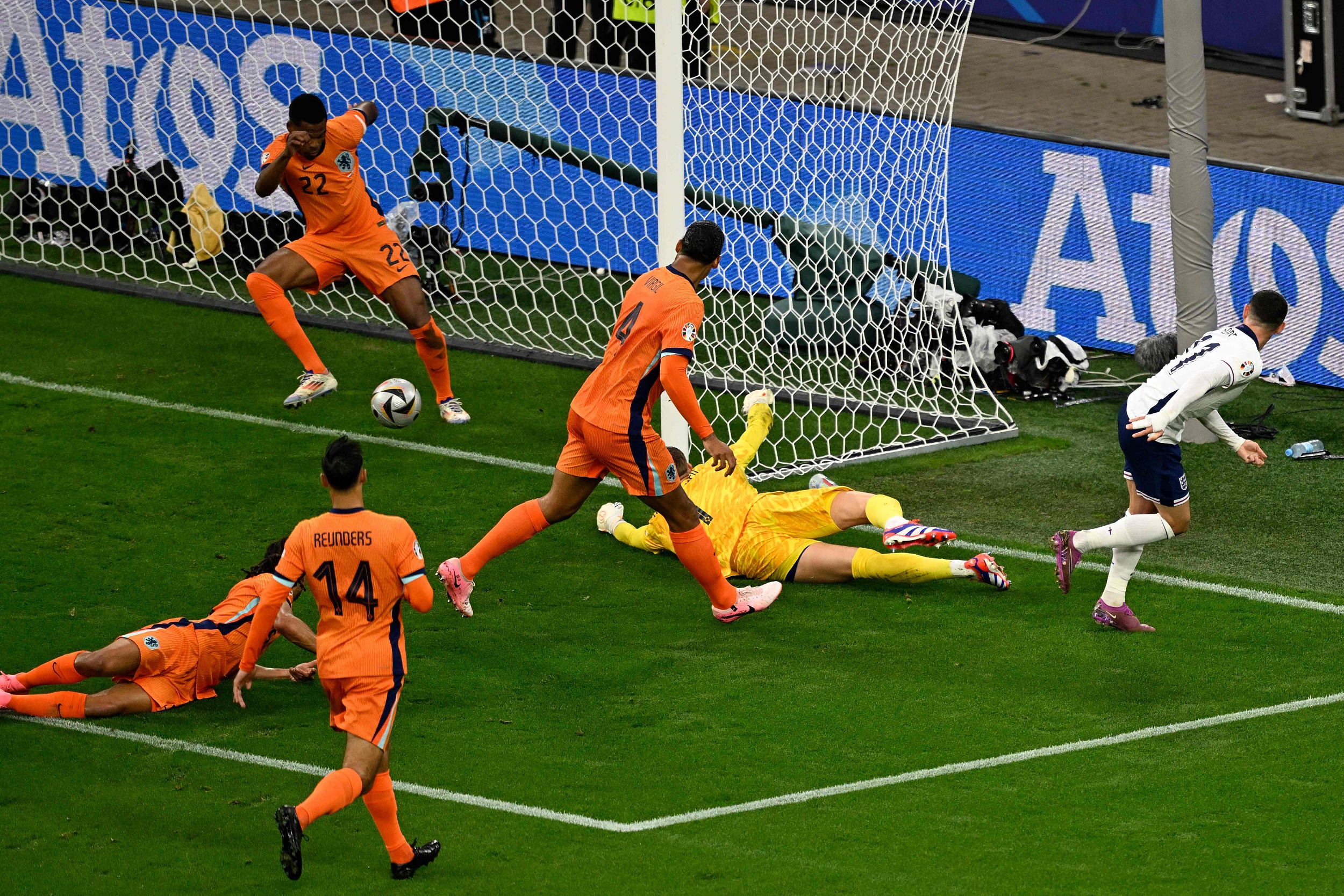 英格兰球队实现逆转，成功晋级欧洲杯决赛