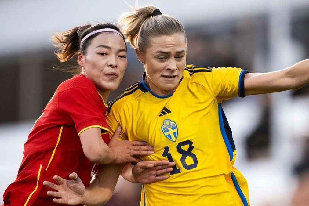 国际足球比赛，女球员奋勇争先