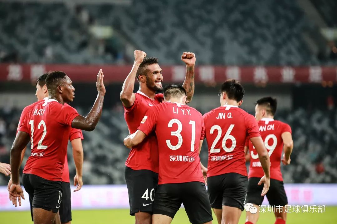 广州富力队员接受采访，展望未来比赛的简单介绍